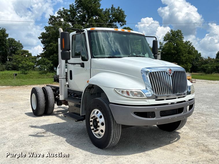 image for item FC1824 2019 International 4300 truck cab and chassis