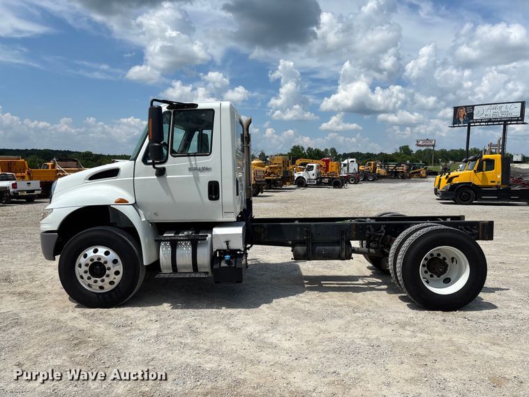 image for item FC1824 2019 International 4300 truck cab and chassis