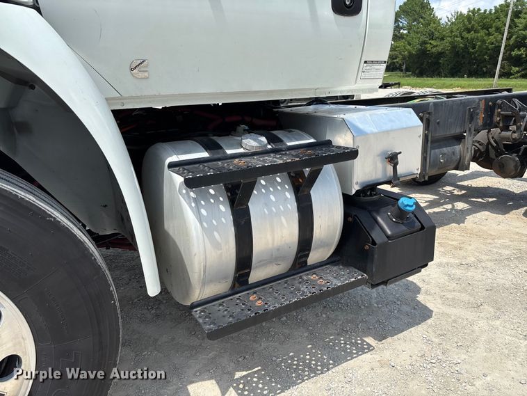 image for item FC1824 2019 International 4300 truck cab and chassis