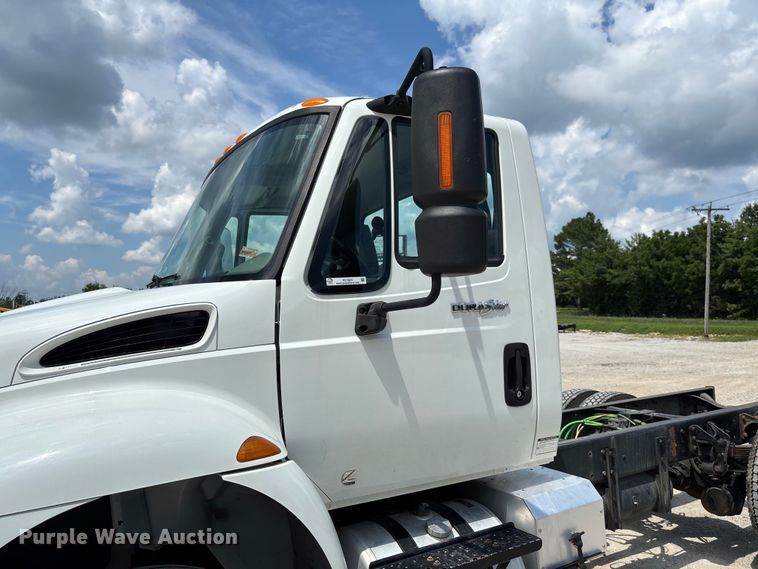 image for item FC1824 2019 International 4300 truck cab and chassis