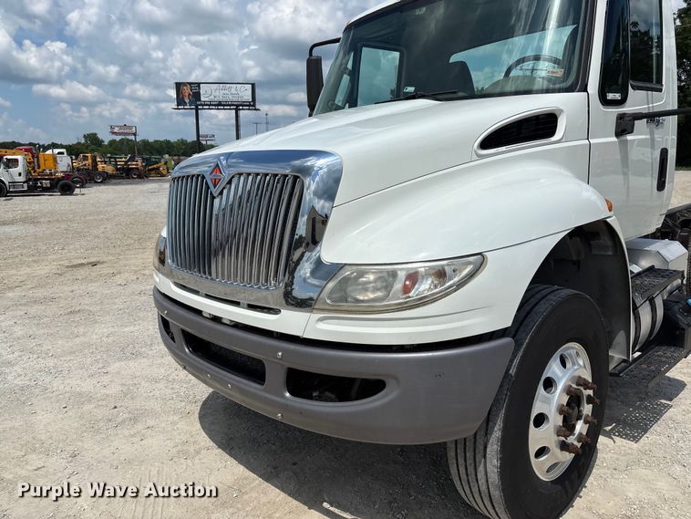 image for item FC1824 2019 International 4300 truck cab and chassis