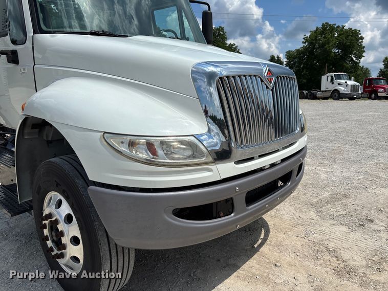 image for item FC1824 2019 International 4300 truck cab and chassis