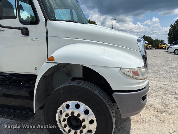 image for item FC1824 2019 International 4300 truck cab and chassis