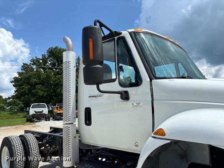 image for item FC1824 2019 International 4300 truck cab and chassis