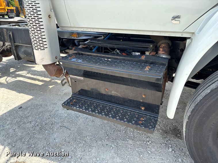 image for item FC1824 2019 International 4300 truck cab and chassis