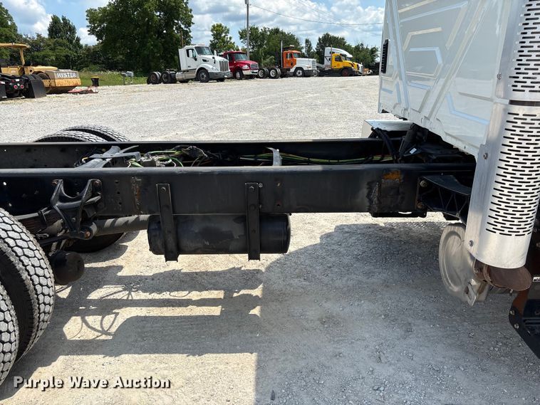 image for item FC1824 2019 International 4300 truck cab and chassis