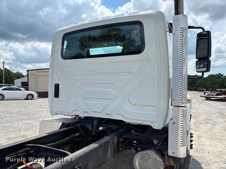 image for item FC1824 2019 International 4300 truck cab and chassis