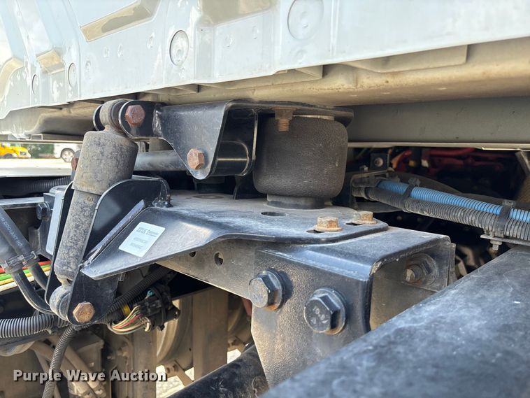 image for item FC1824 2019 International 4300 truck cab and chassis
