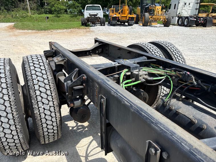 image for item FC1824 2019 International 4300 truck cab and chassis
