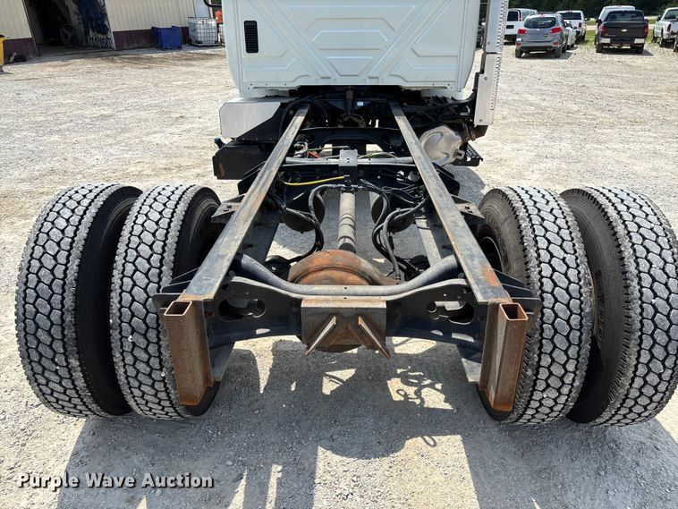 image for item FC1824 2019 International 4300 truck cab and chassis