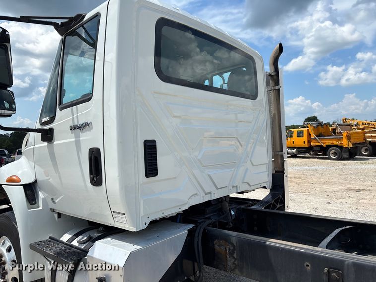 image for item FC1824 2019 International 4300 truck cab and chassis
