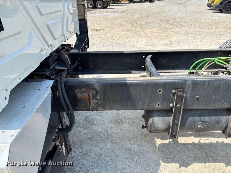 image for item FC1824 2019 International 4300 truck cab and chassis