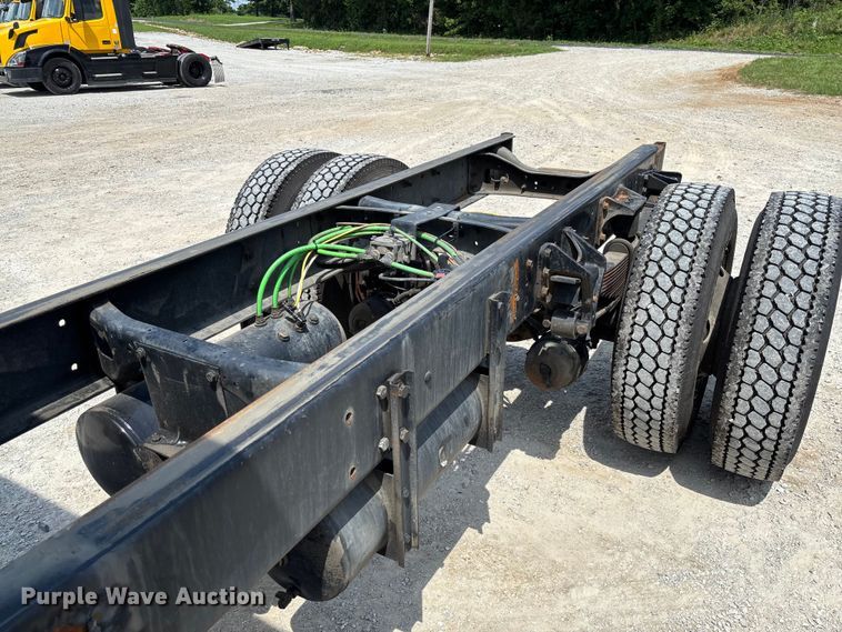 image for item FC1824 2019 International 4300 truck cab and chassis