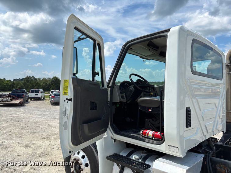 image for item FC1824 2019 International 4300 truck cab and chassis