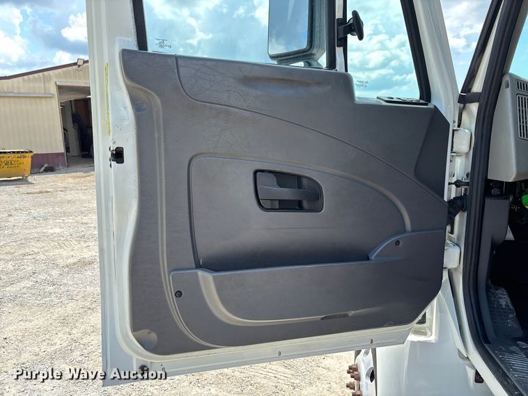 image for item FC1824 2019 International 4300 truck cab and chassis