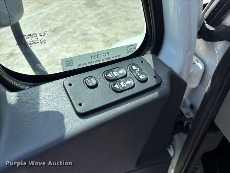 image for item FC1824 2019 International 4300 truck cab and chassis