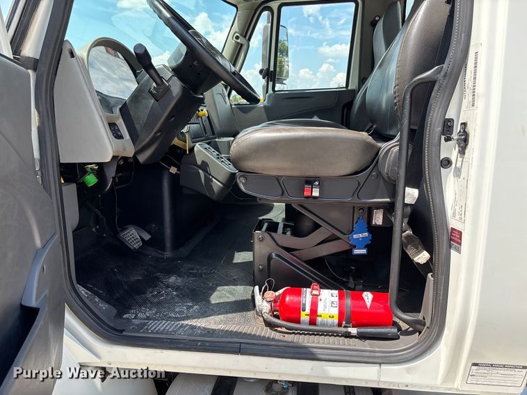 image for item FC1824 2019 International 4300 truck cab and chassis