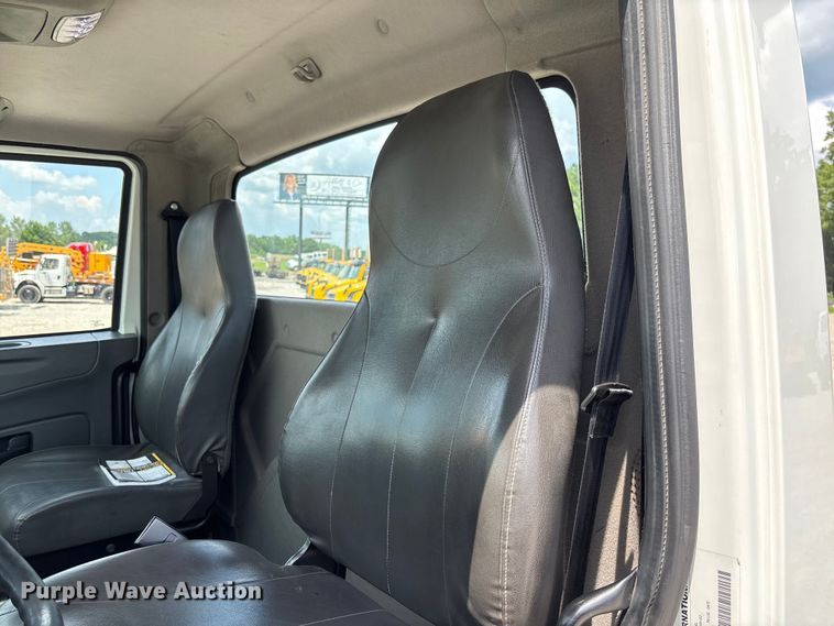 image for item FC1824 2019 International 4300 truck cab and chassis