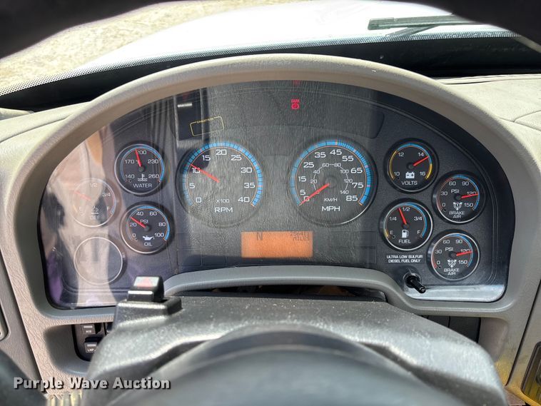 image for item FC1824 2019 International 4300 truck cab and chassis