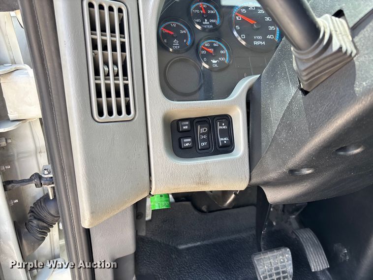 image for item FC1824 2019 International 4300 truck cab and chassis