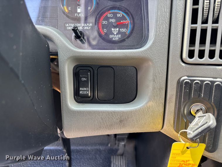 image for item FC1824 2019 International 4300 truck cab and chassis