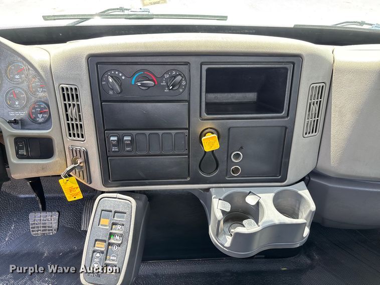image for item FC1824 2019 International 4300 truck cab and chassis