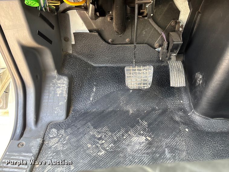 image for item FC1824 2019 International 4300 truck cab and chassis