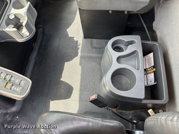 image for item FC1824 2019 International 4300 truck cab and chassis