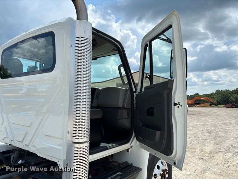 image for item FC1824 2019 International 4300 truck cab and chassis