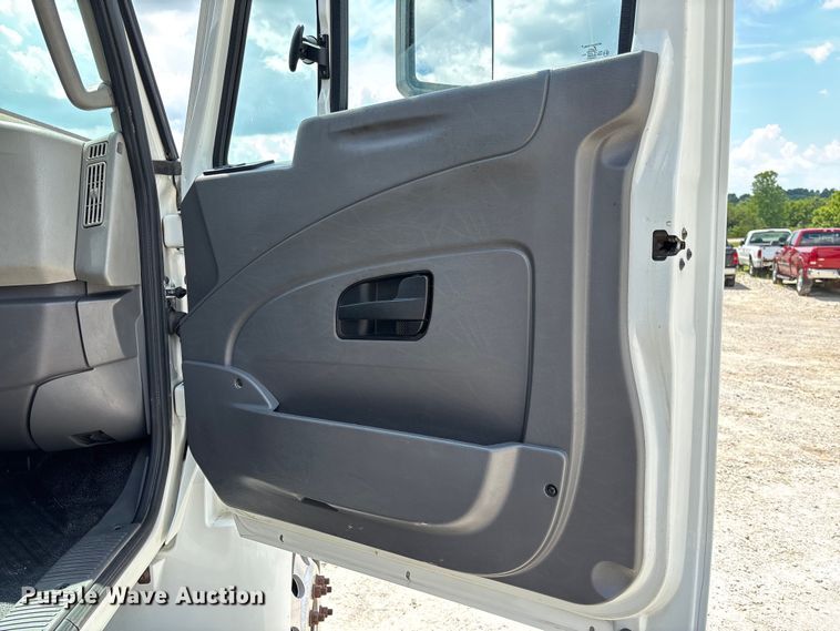 image for item FC1824 2019 International 4300 truck cab and chassis