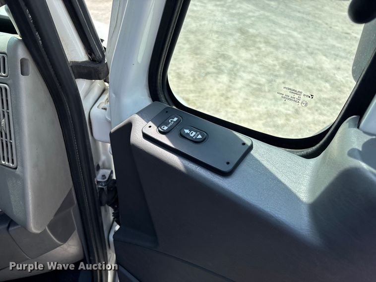 image for item FC1824 2019 International 4300 truck cab and chassis