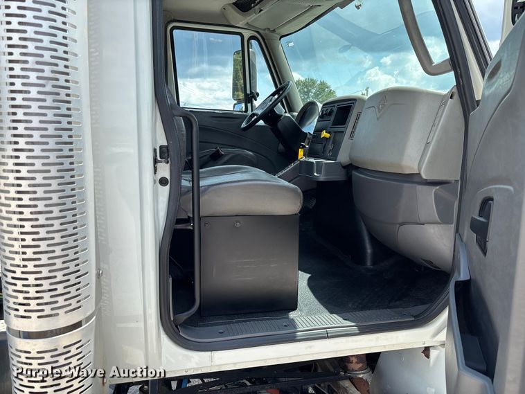 image for item FC1824 2019 International 4300 truck cab and chassis