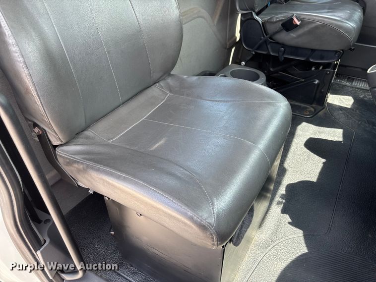image for item FC1824 2019 International 4300 truck cab and chassis