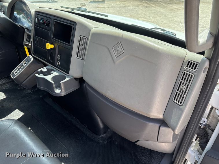 image for item FC1824 2019 International 4300 truck cab and chassis