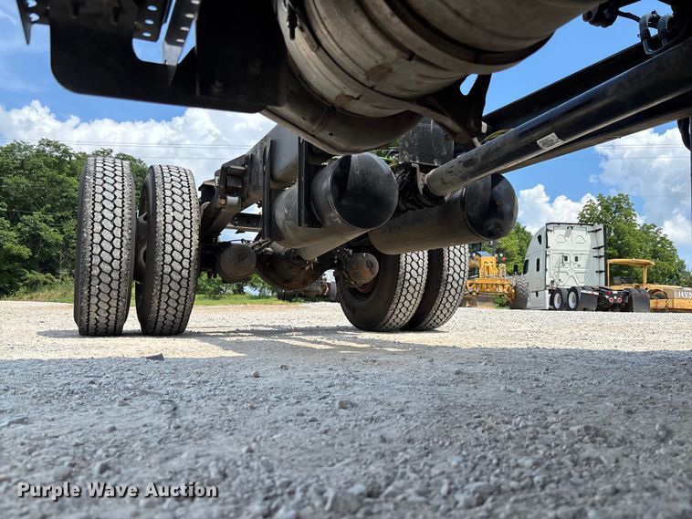 image for item FC1824 2019 International 4300 truck cab and chassis