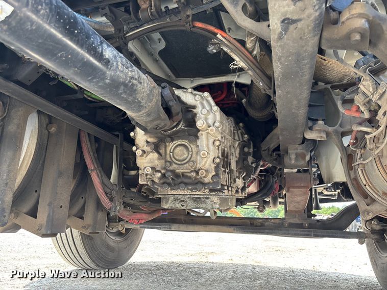 image for item FC1824 2019 International 4300 truck cab and chassis