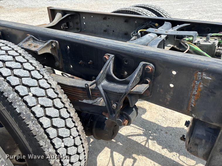 image for item FC1824 2019 International 4300 truck cab and chassis