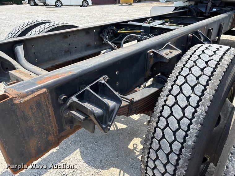 image for item FC1824 2019 International 4300 truck cab and chassis