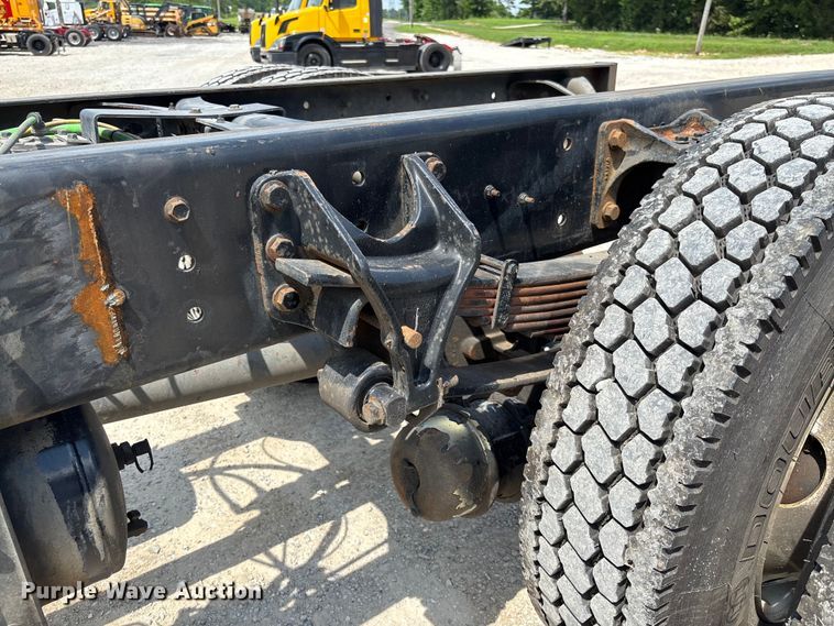 image for item FC1824 2019 International 4300 truck cab and chassis