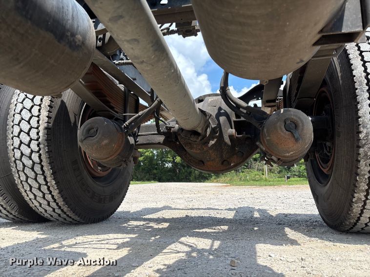 image for item FC1824 2019 International 4300 truck cab and chassis