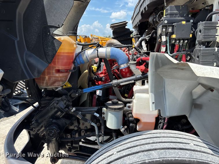 image for item FC1824 2019 International 4300 truck cab and chassis