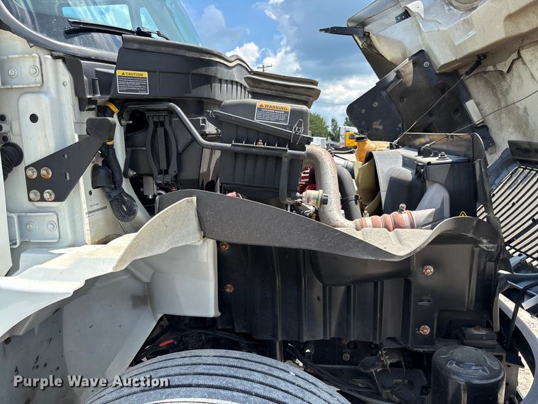 image for item FC1824 2019 International 4300 truck cab and chassis