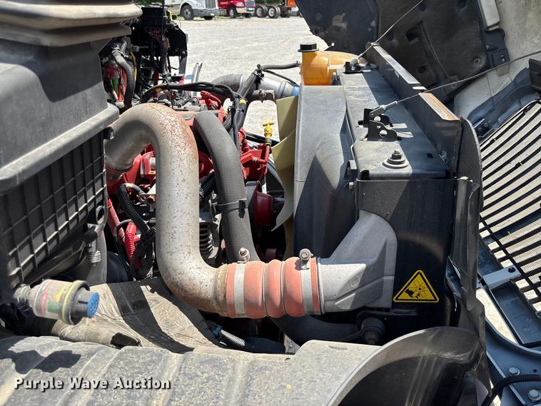 image for item FC1824 2019 International 4300 truck cab and chassis