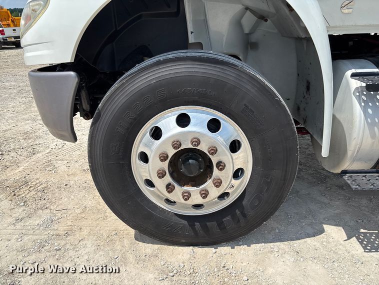 image for item FC1824 2019 International 4300 truck cab and chassis
