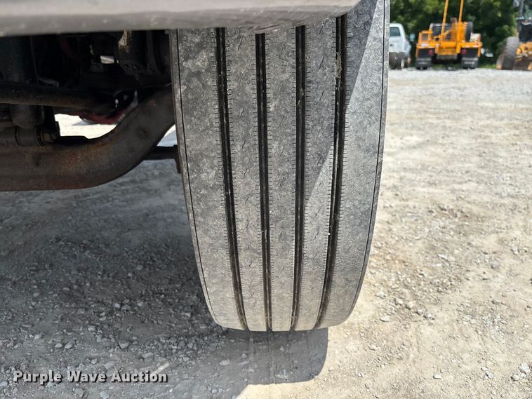 image for item FC1824 2019 International 4300 truck cab and chassis