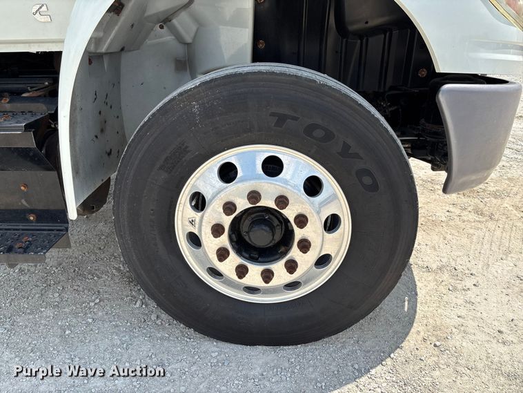 image for item FC1824 2019 International 4300 truck cab and chassis