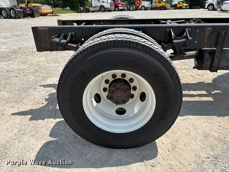image for item FC1824 2019 International 4300 truck cab and chassis