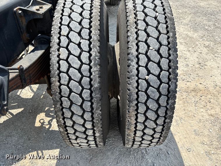 image for item FC1824 2019 International 4300 truck cab and chassis