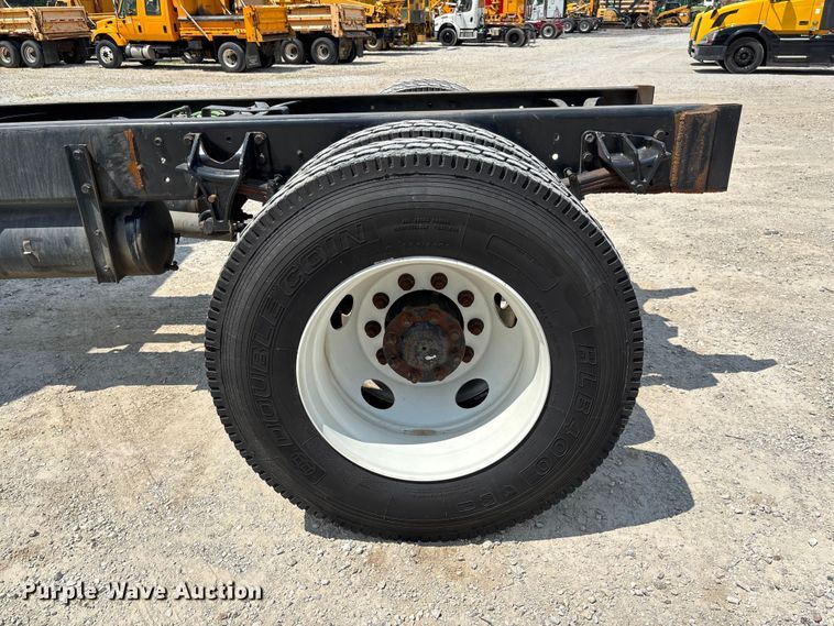 image for item FC1824 2019 International 4300 truck cab and chassis