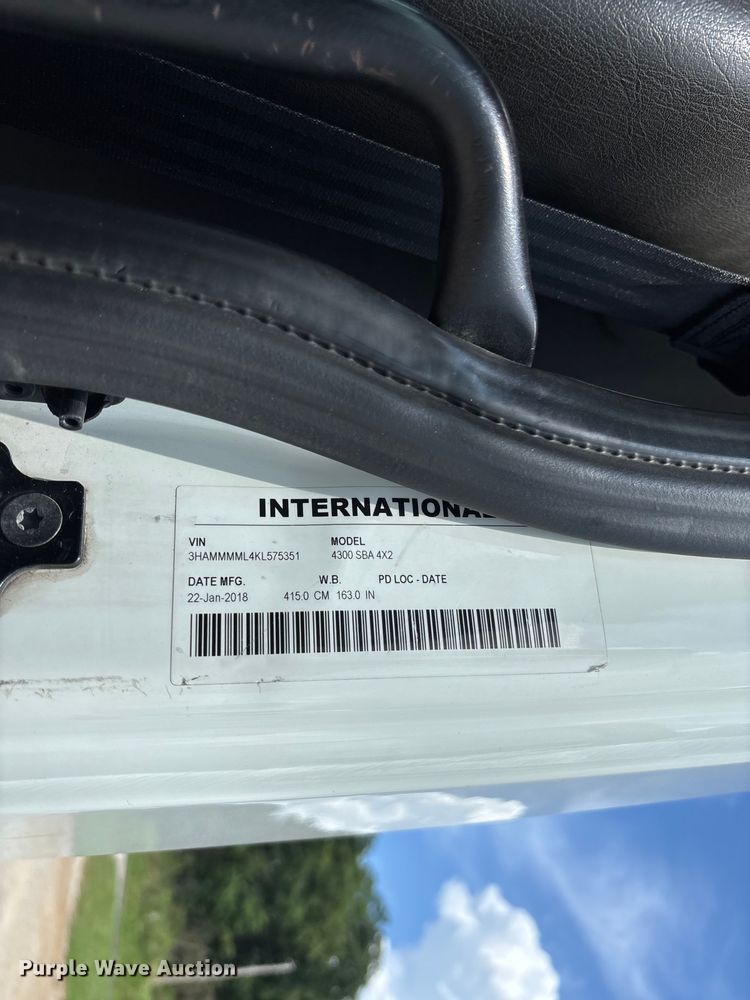 image for item FC1824 2019 International 4300 truck cab and chassis
